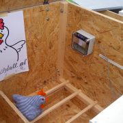 Automatische Hühnerklappe von Hendlstall.at - mit Batteriebetrieb oder Stromanschluss.