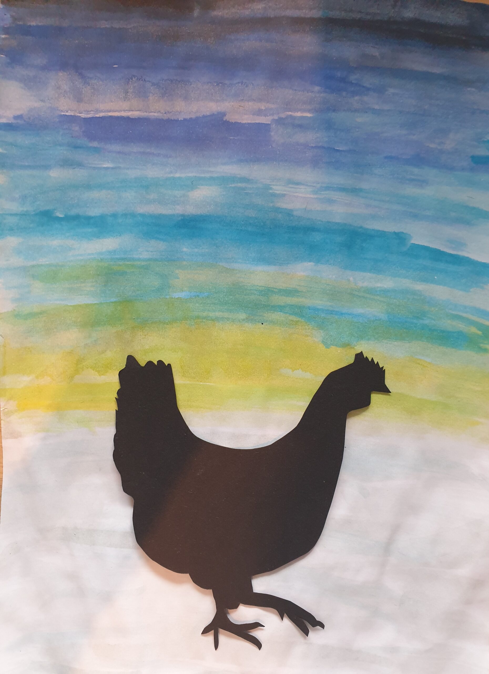 schwarzes Huhn auf Wasserfarbenbild. Himmel in Blautönen und Schnee